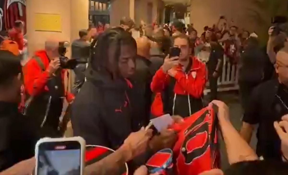 Tonton: Leao berhenti untuk menandatangani tanda tangan saat Milan tiba di hotel di Singapura